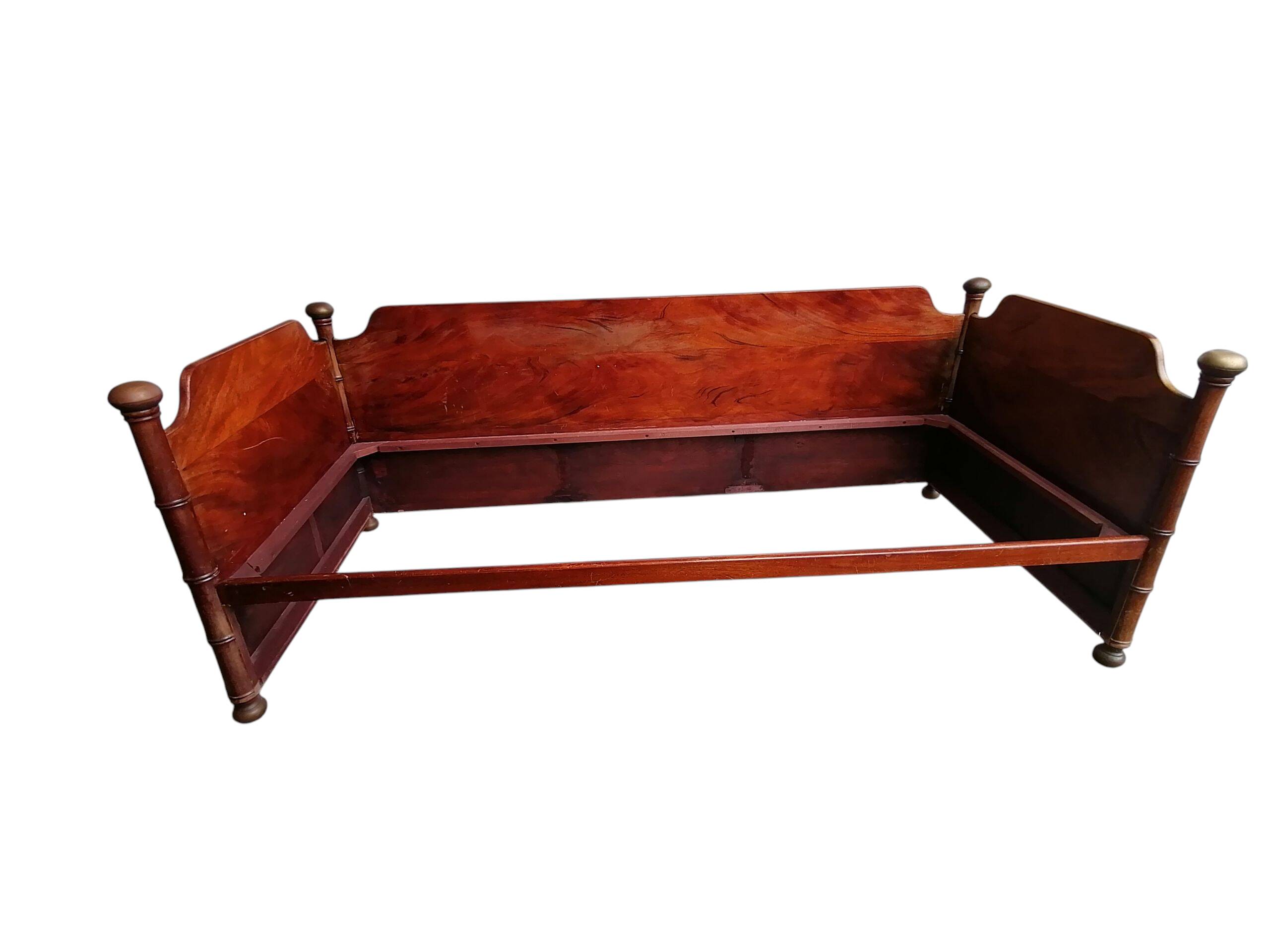 Divano letto in stile nautico in mogano con dettagli in ottone, fine XIX