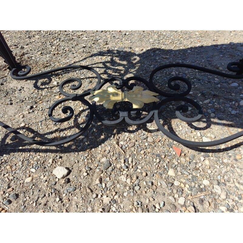 19th-century butcher's table made of wrought iron and twisted.