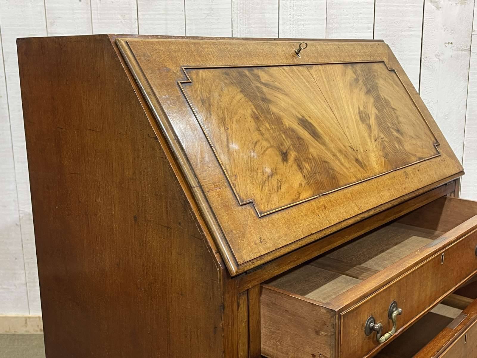 Bureau dos d'âne anglais en acajou des années 1930