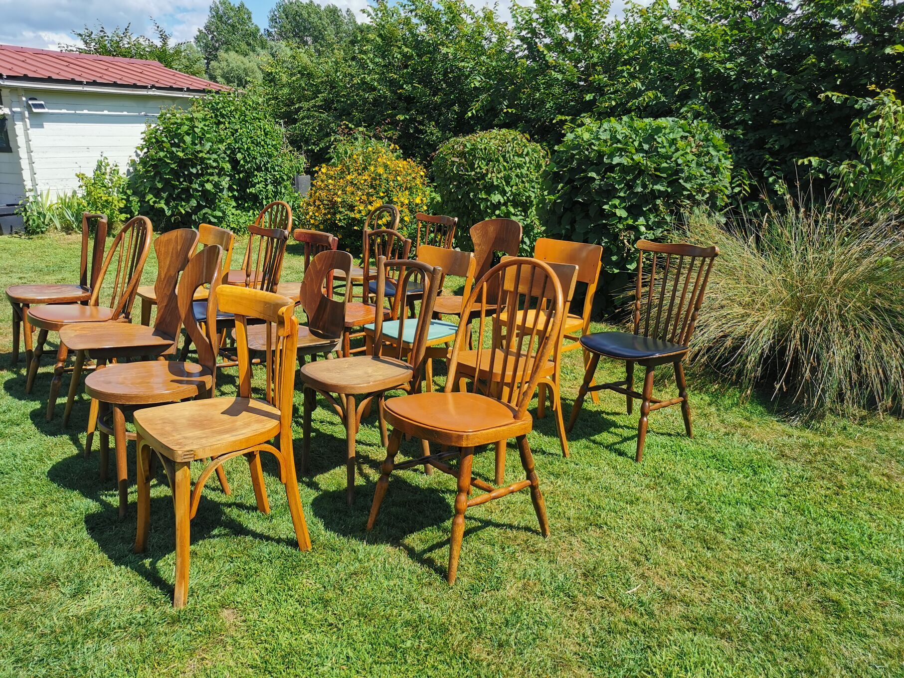 Lot de 20 chaises bistrot dépareillées