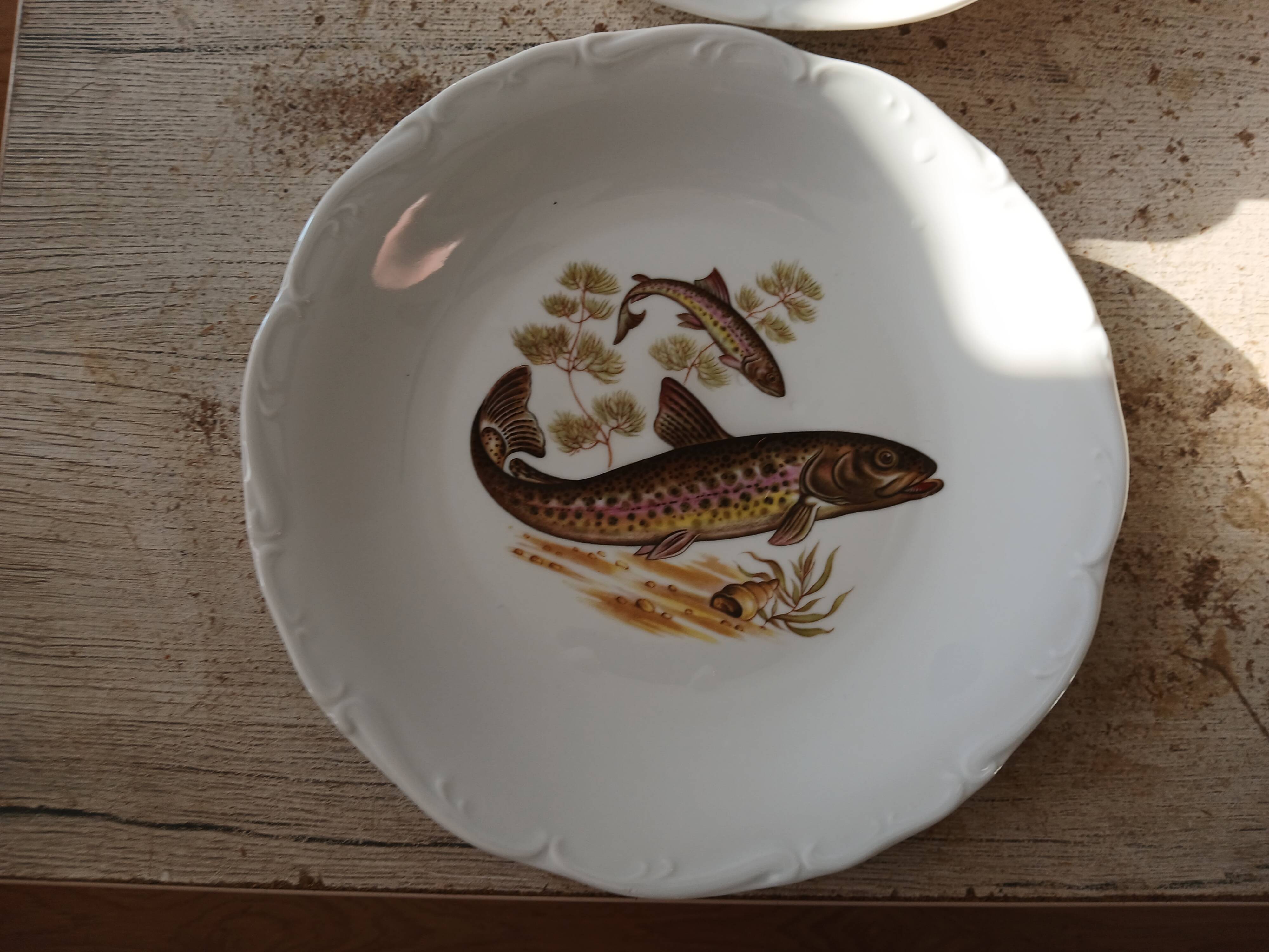 11 dinner plates, one large oval dish, and one gravy boat.