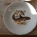 11 dinner plates, one large oval dish, and one gravy boat.