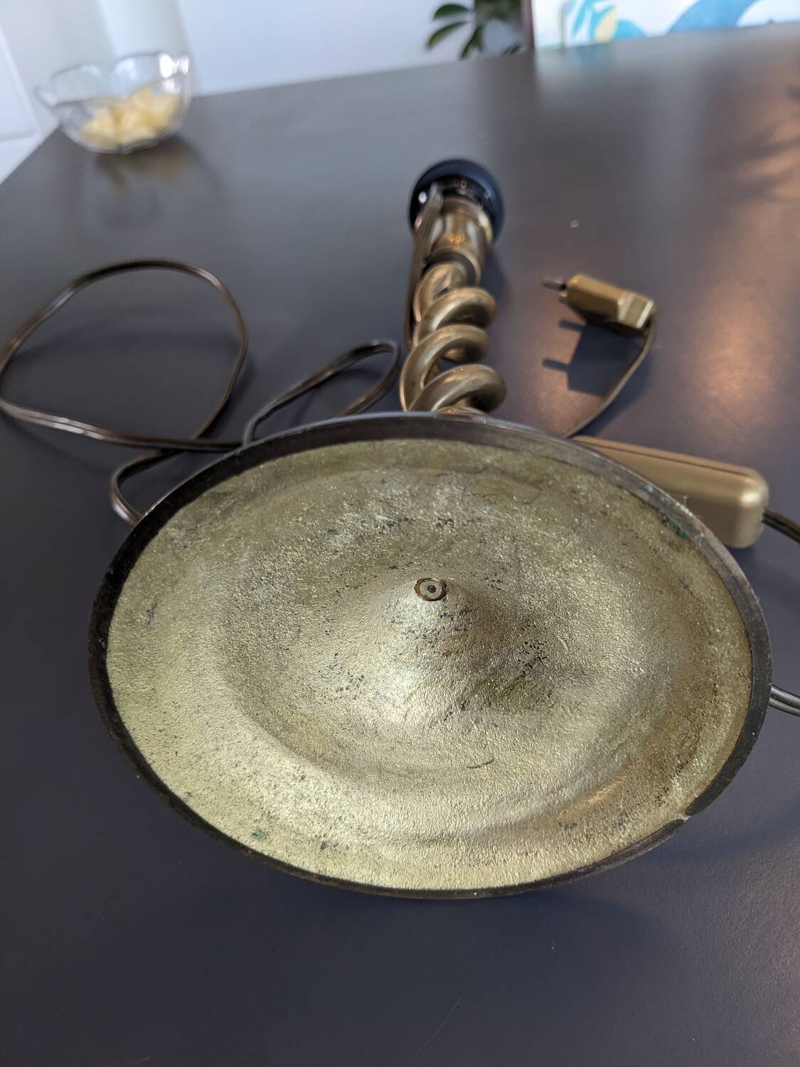 Twisted gold lamp base