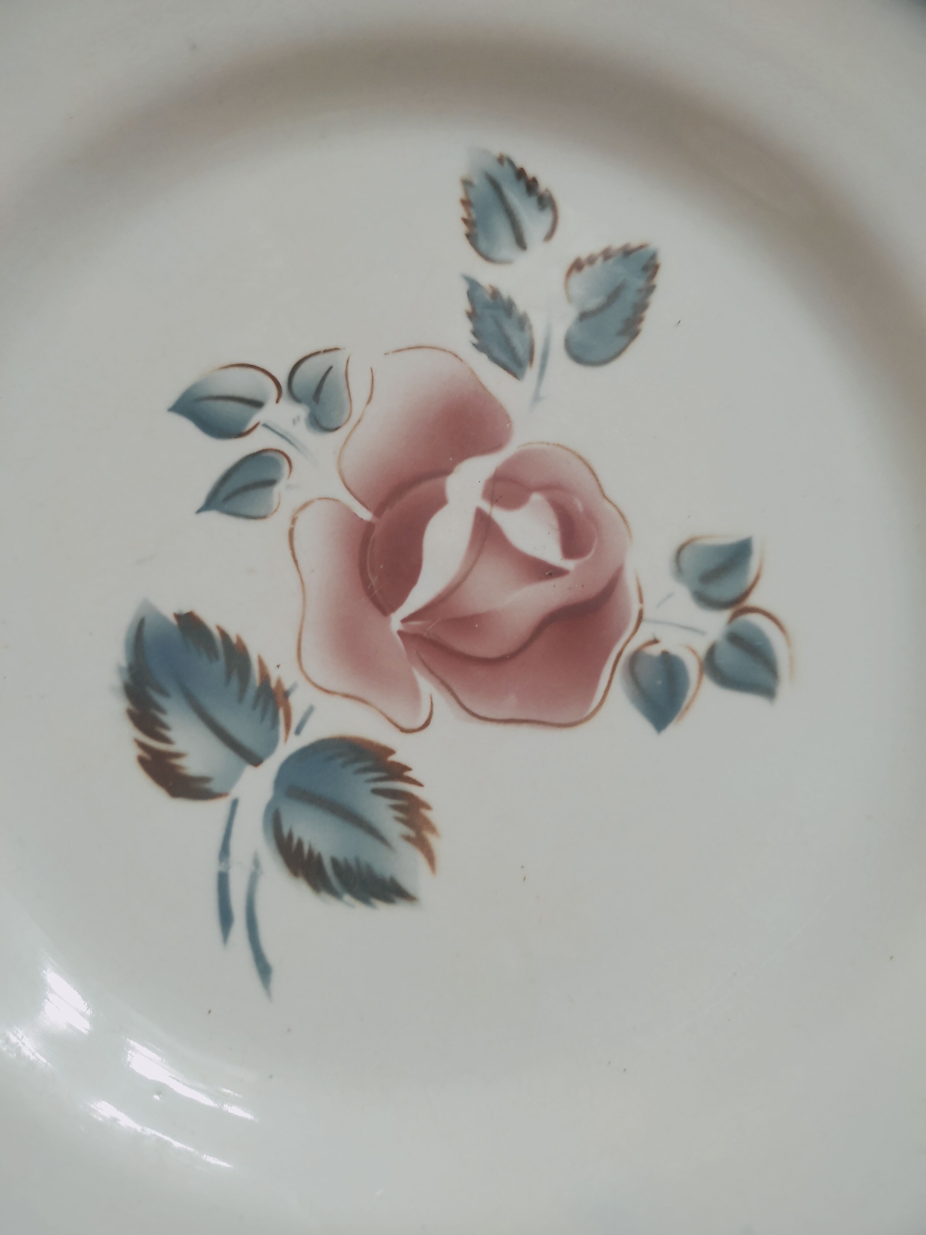 6 retro plates mismatched in earthenware