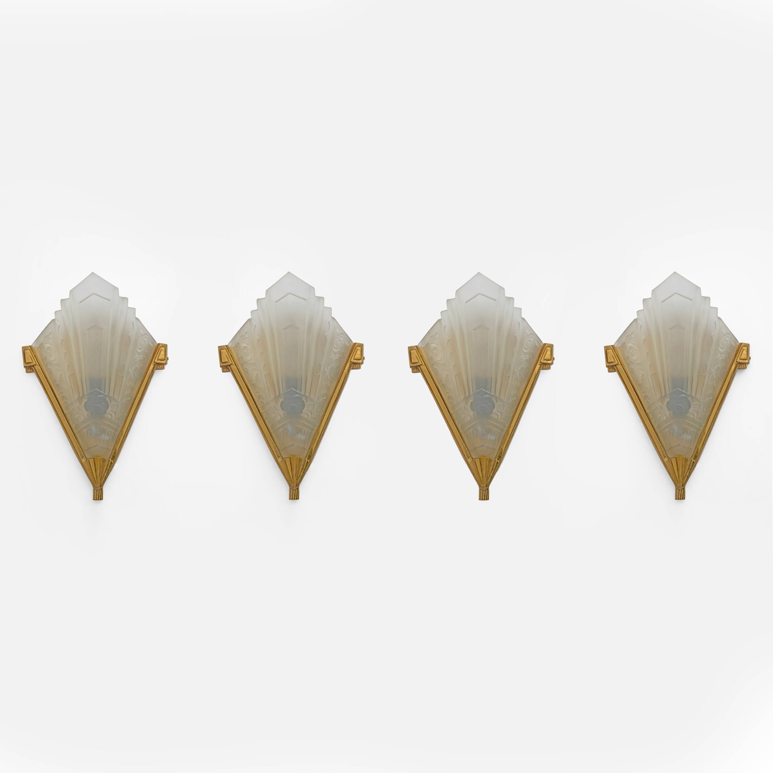 Quatre appliques Art Déco en verre pressé et laiton, France, années 1930