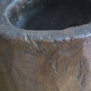 Table basse en souche d'arbre antique sculptée avec plateau en verre circulaire