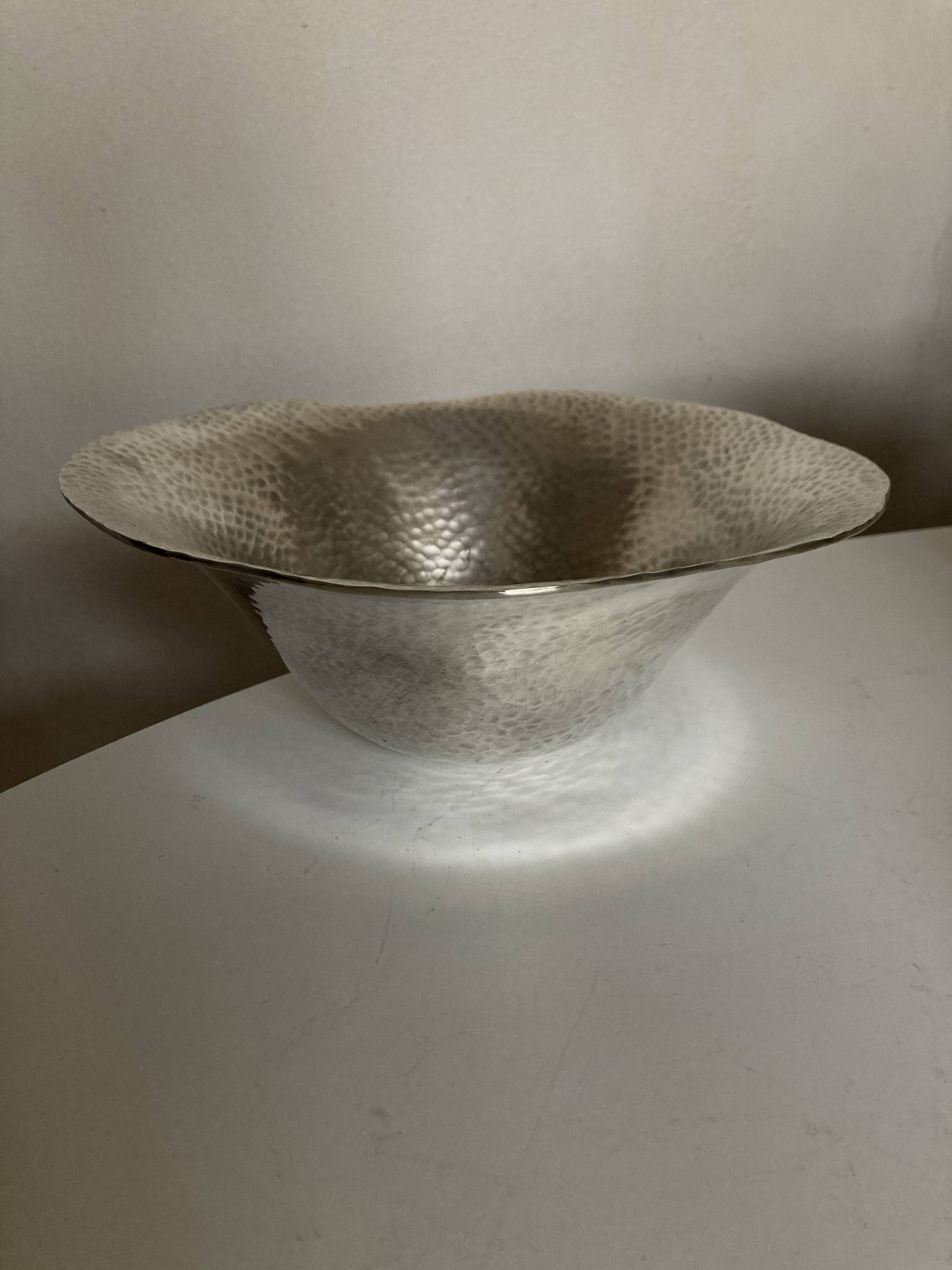 Coupe centre de table en métal argenté martelé forme libre 1980