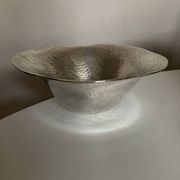 Coupe centre de table en métal argenté martelé forme libre 1980