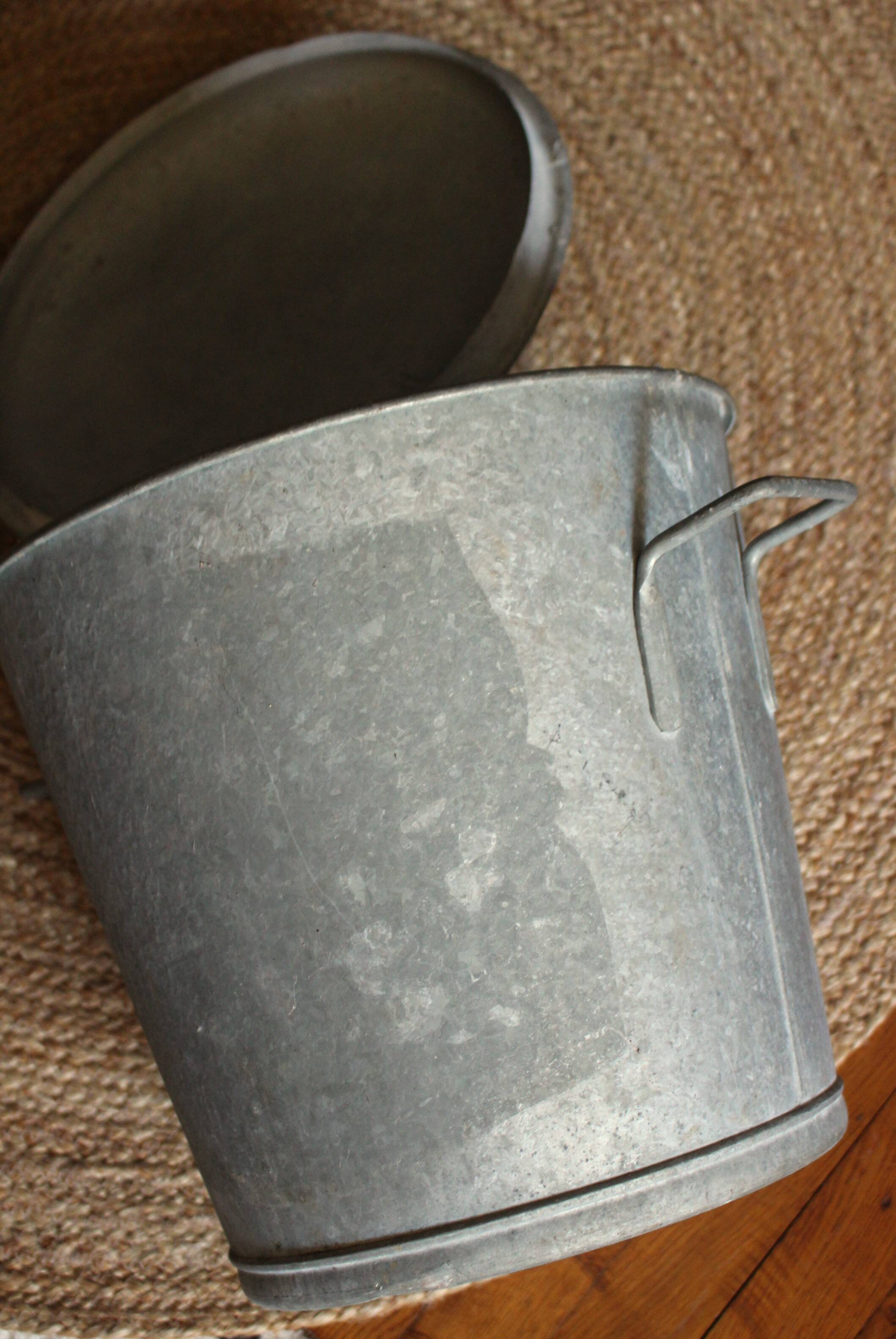 Medium round zinc basin with garden lid