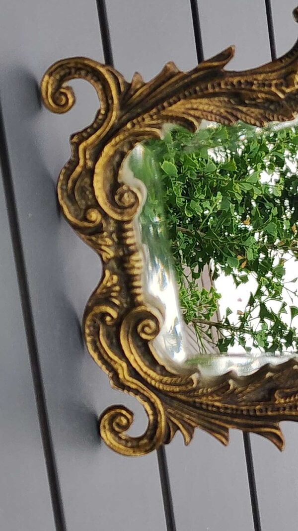 Miroir de table style Victorien. Décor Rinceaux, pied galbé. En bronze patine vieil or. 27 x 20 cm