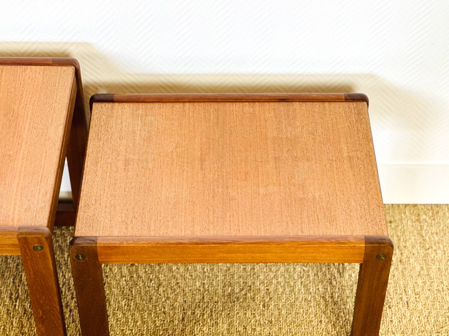 Nest of coffee tables in teak and ceramic