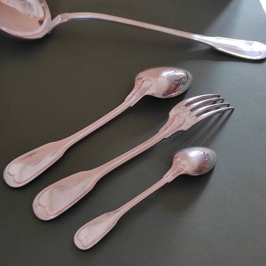 Ménagère de 37 couverts modèle filet, Argenterie