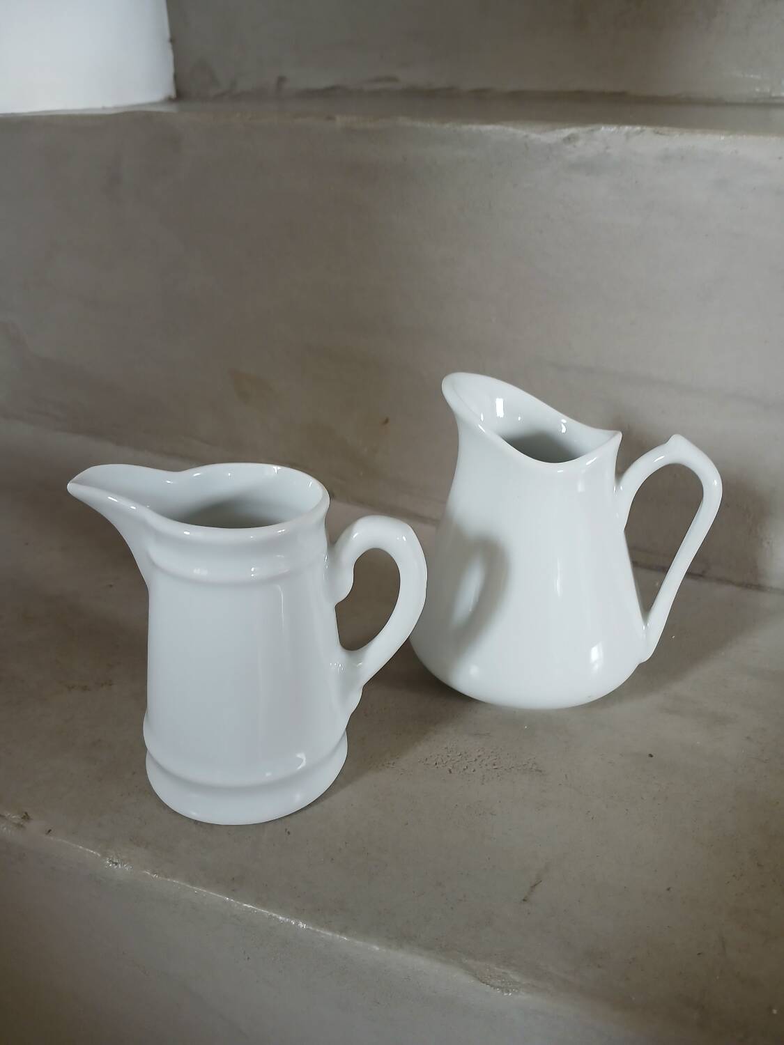 2 petits pichets en porcelaine blanche