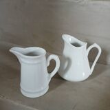 2 petits pichets en porcelaine blanche
