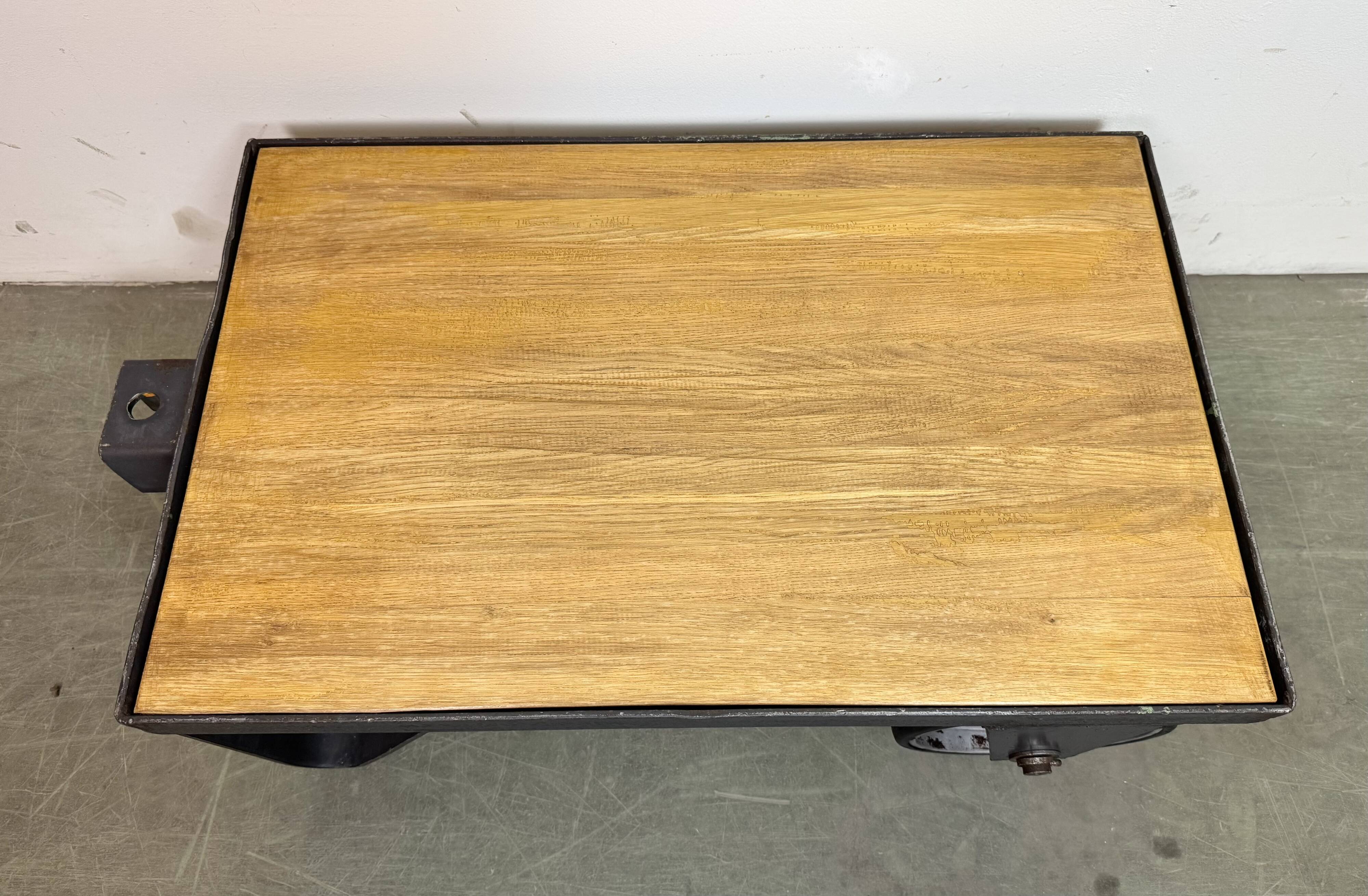 Table basse industrielle noire, années 1960