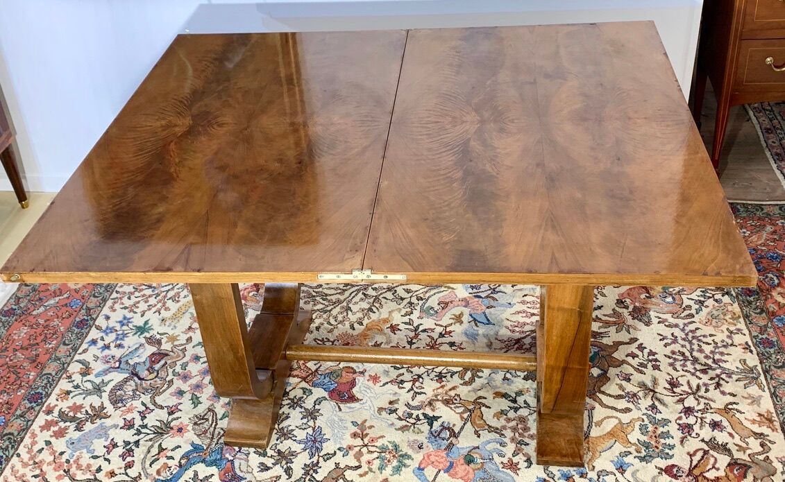Table époque art déco à plateau ouvrant loupe de noyer