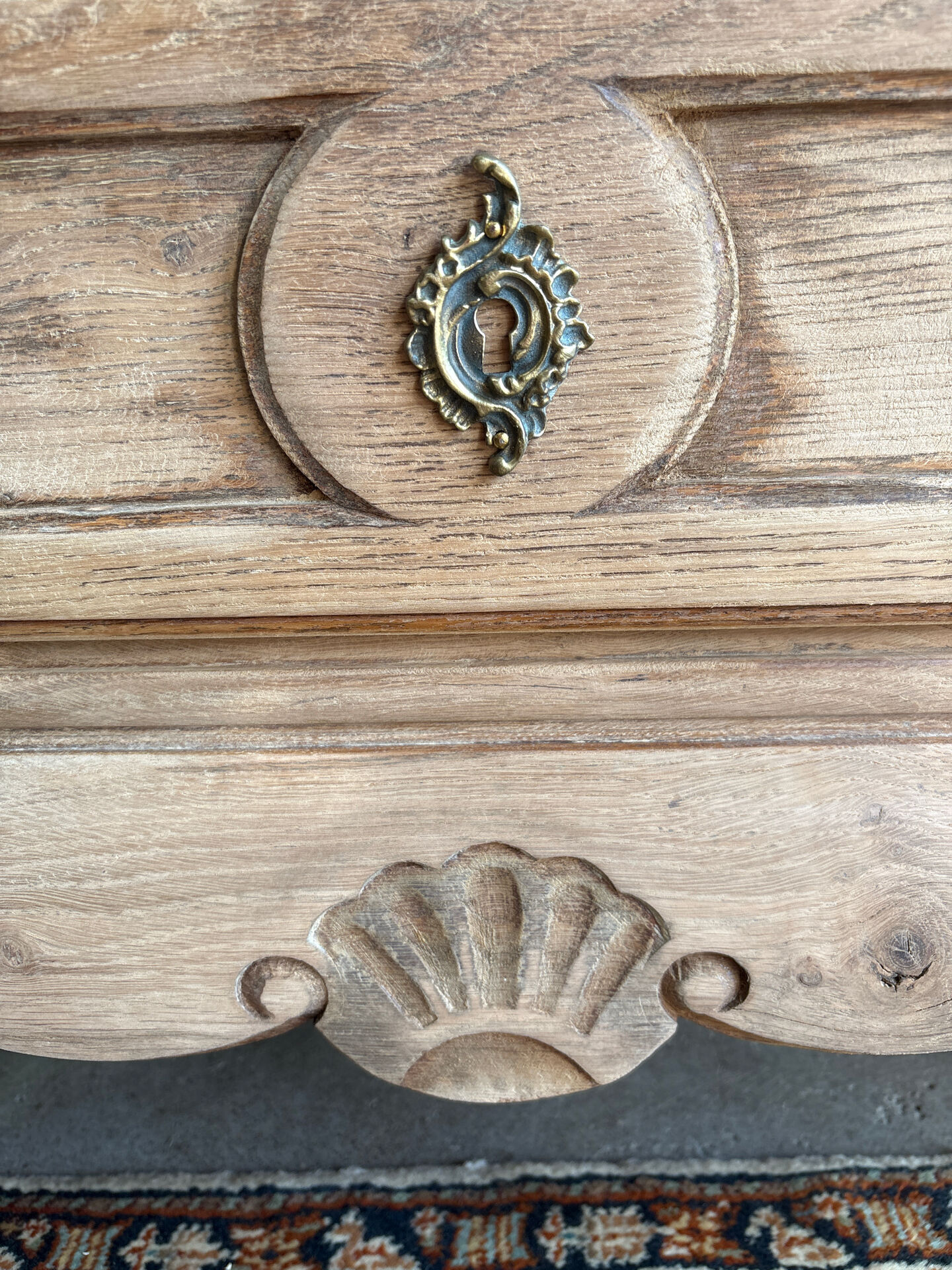 Raw oak chest of drawers in Louis XV style – 3 drawers