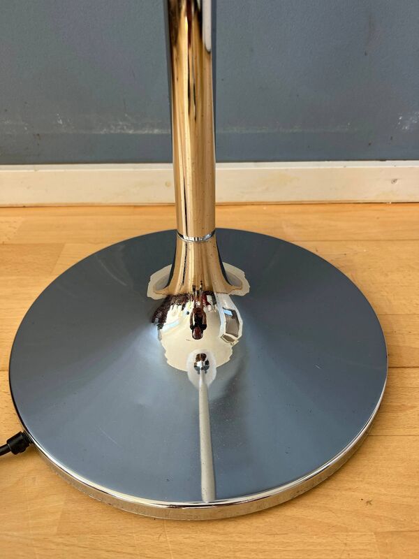 Lampadaire Guzzini Flash Space Age avec base chromée et abat-jour en verre acrylique blanc