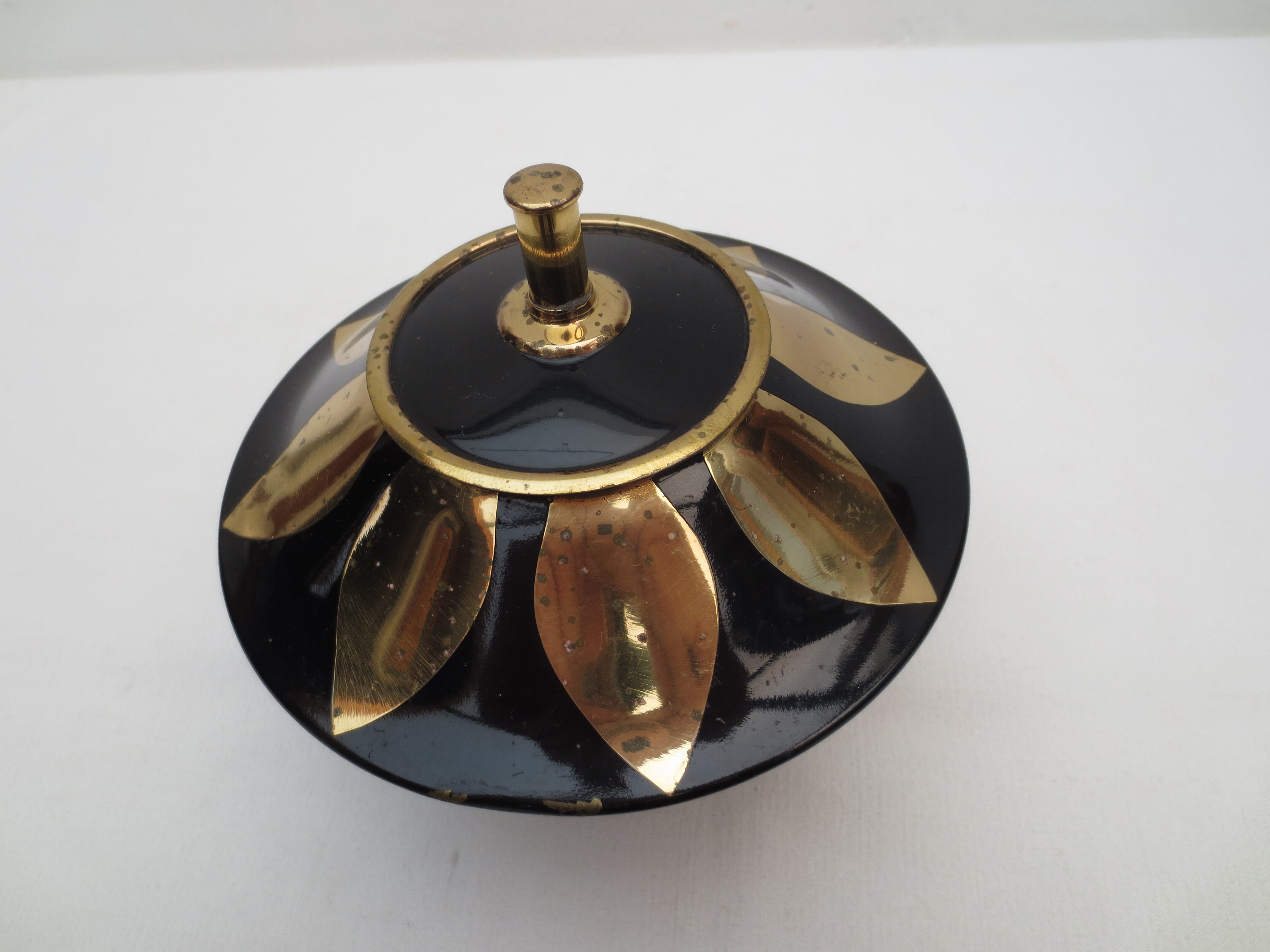 Telescopic cigarette holder in metal mushroom shape