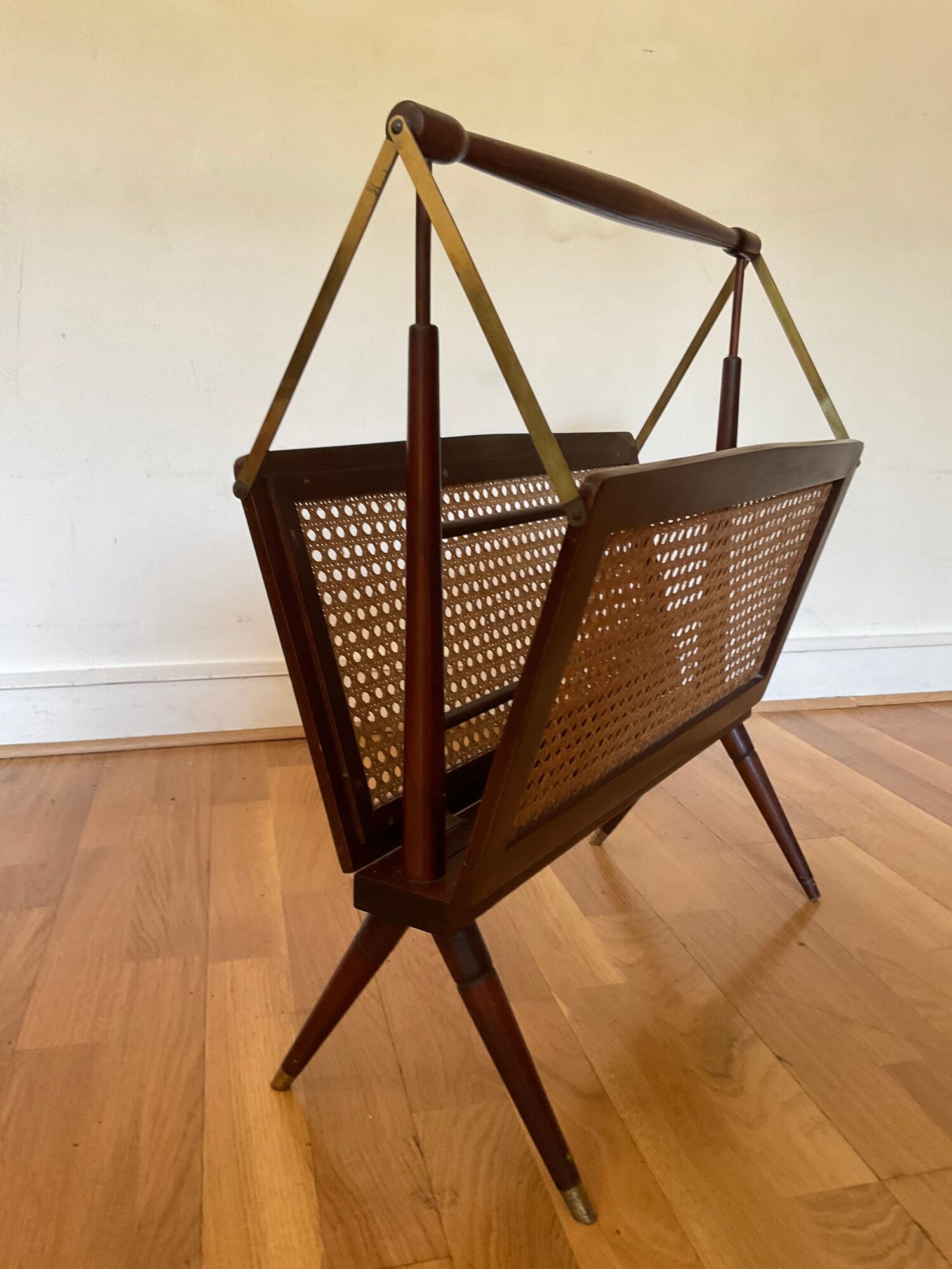 Foldable magazine holder in mahogany cannage and brass