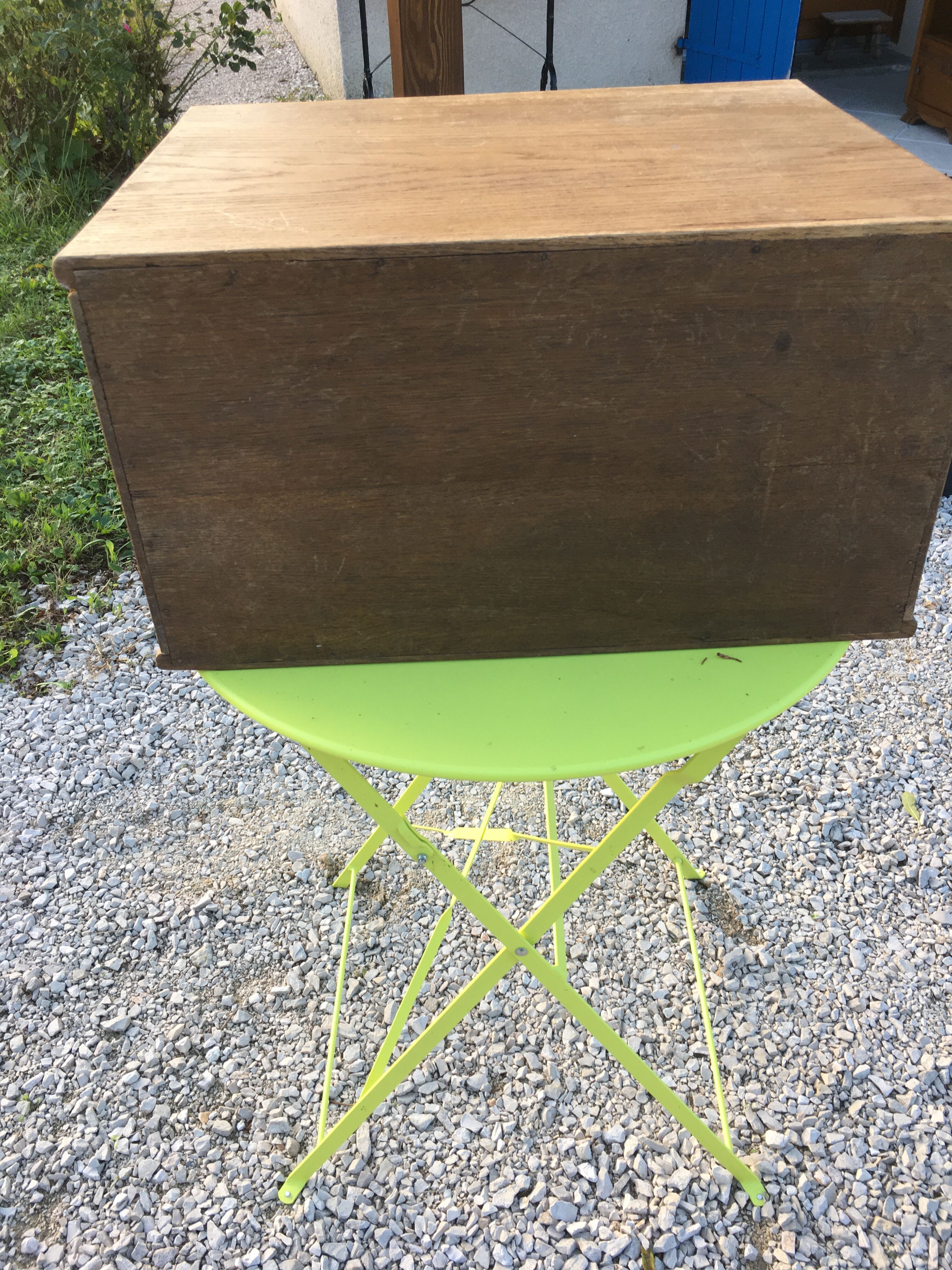 Furniture to lay or hang in oak