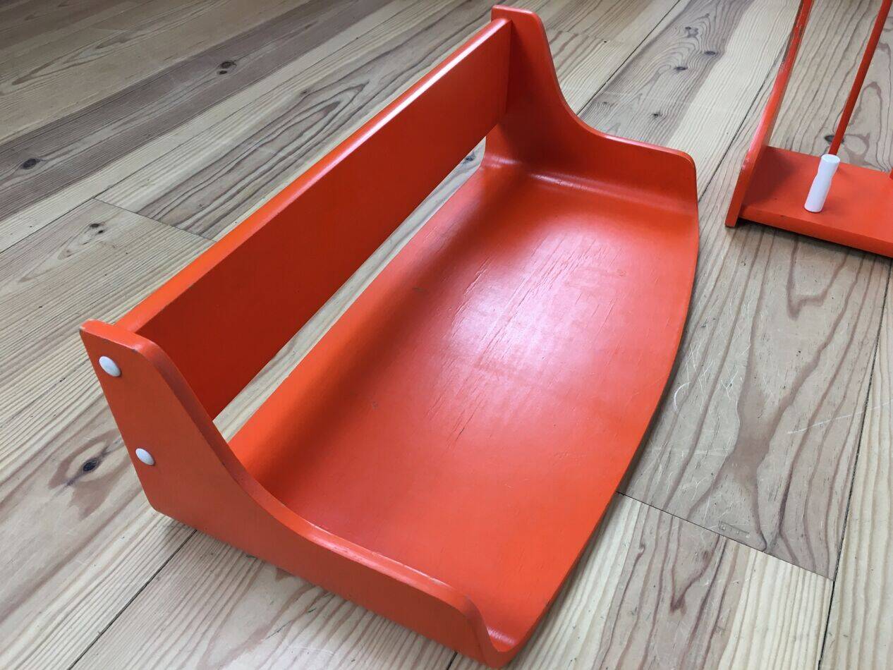 Space age wall coat rack, orange wood, with its shelf from the 1970s.