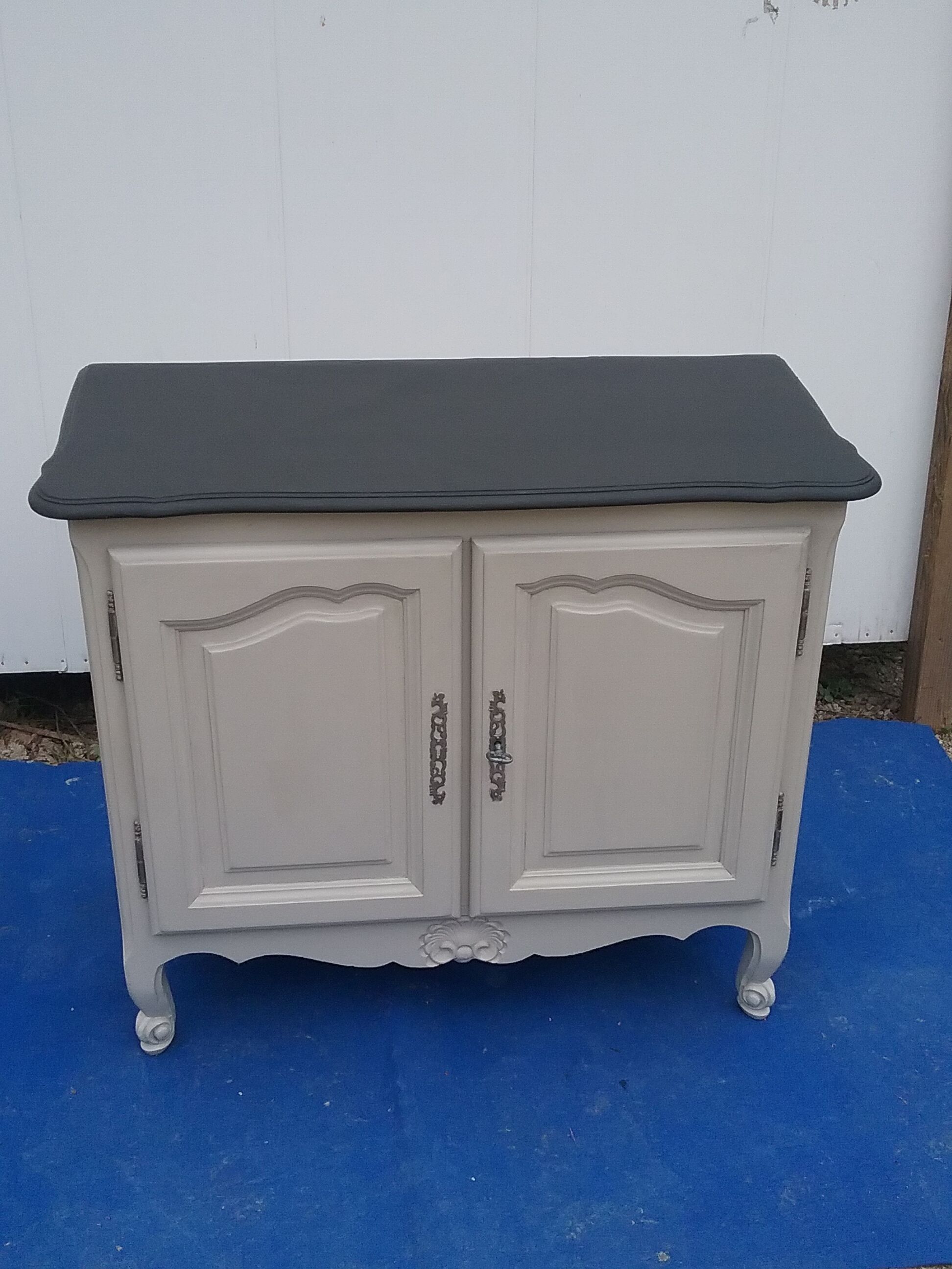 Sideboard style Louis XV light gray