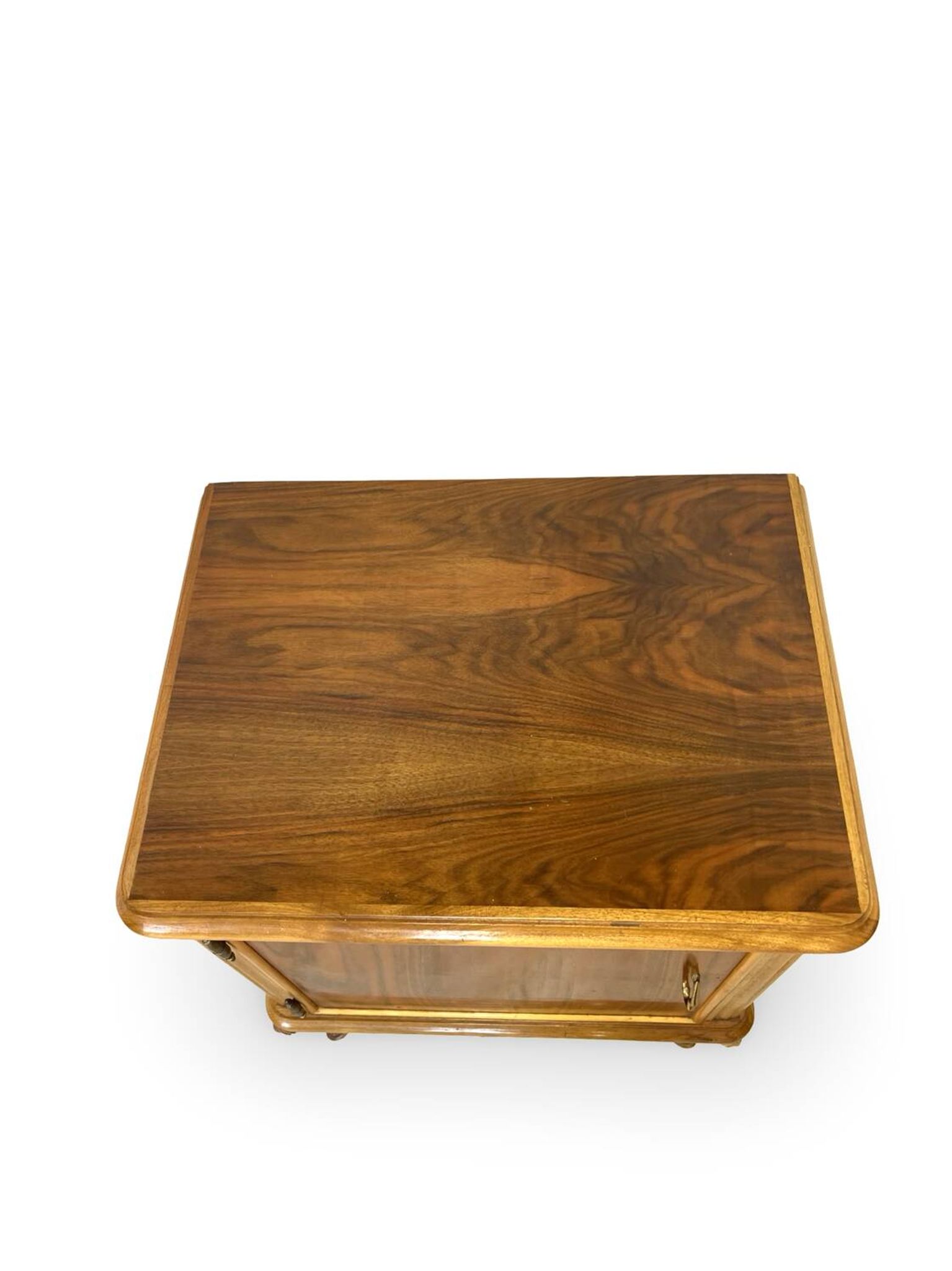 Tables de chevet italiennes en placage de noyer du milieu du siècle, années 1960.
