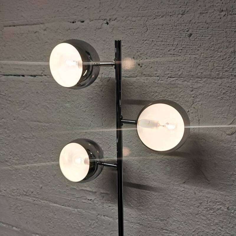 “Eye ball” floor lamp with tulip base