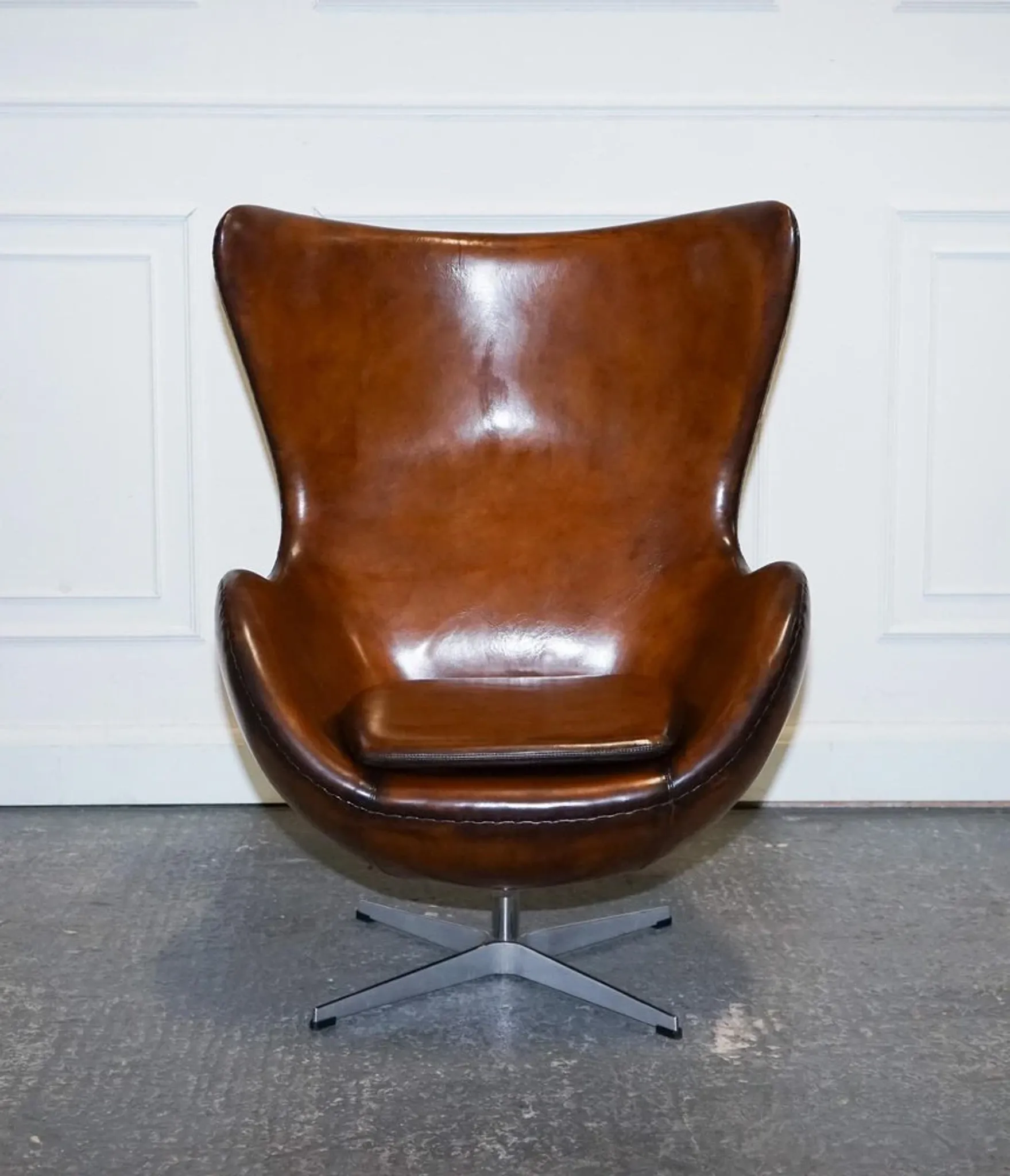 Chaise Egg Vintage Teintée à la Main en Brun Whisky