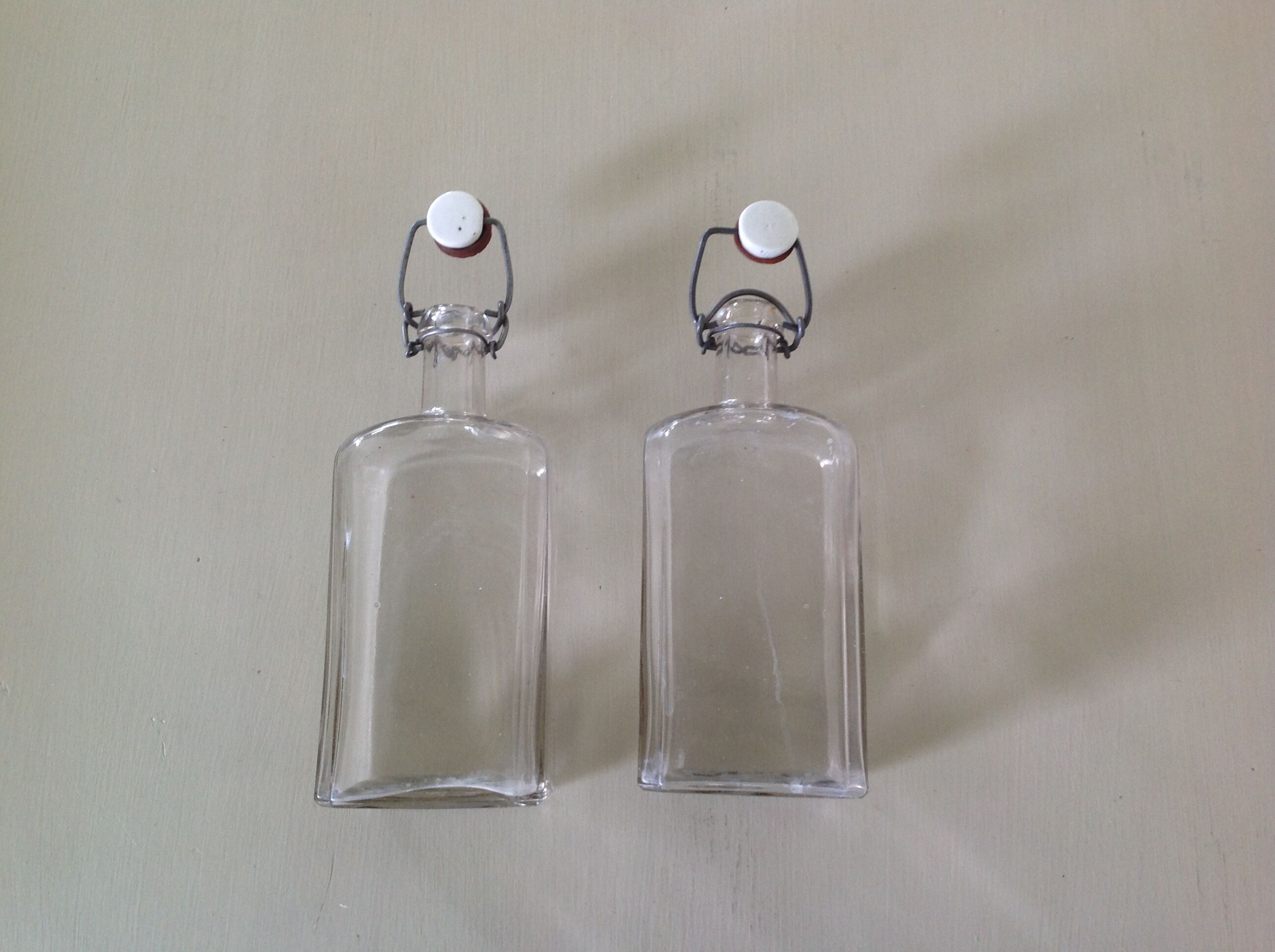 Duo de bouteilles anciennes