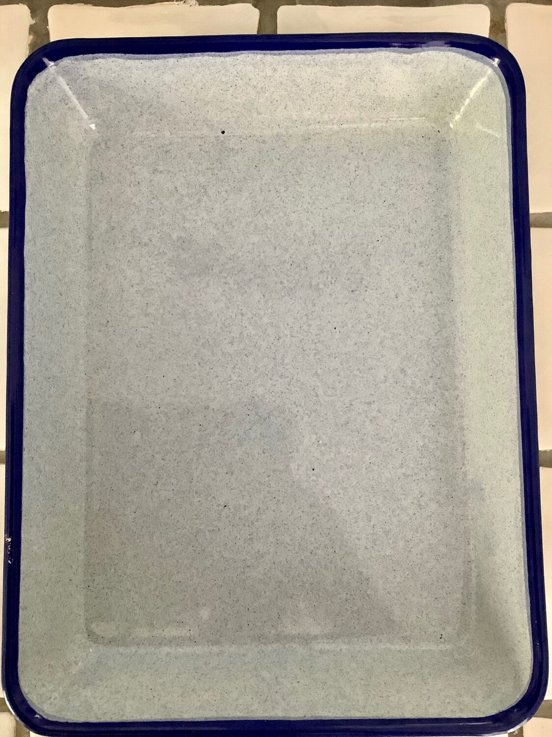 Enamelled sheet metal plate tray