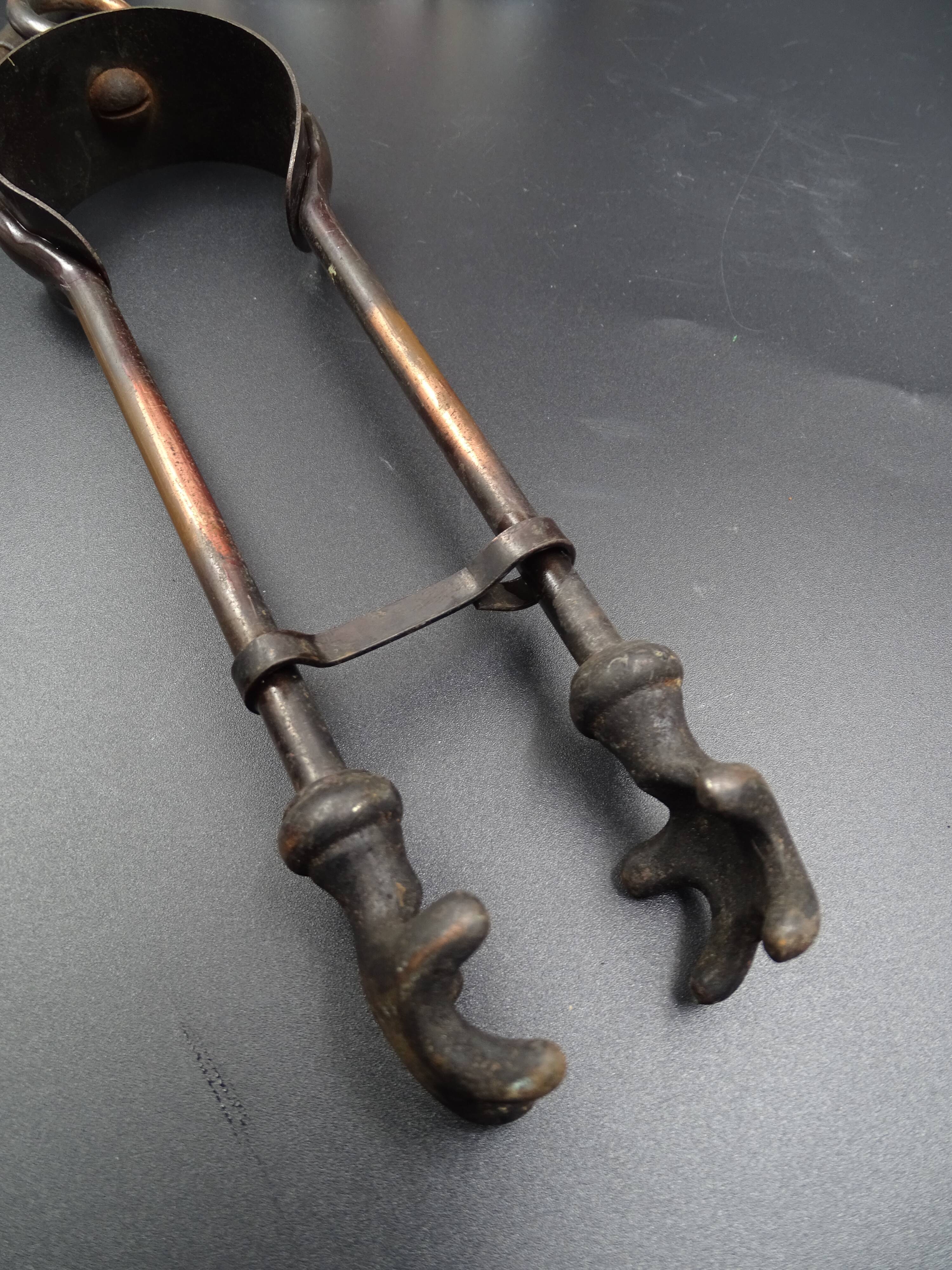 Full chimney servant of his accessories - The enamelled cast iron knight