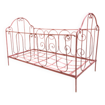 Lit ancien enfant en fer peint rose à volutes, style romantique