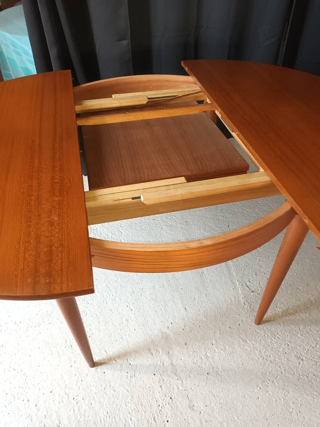 Vintage round extendable table