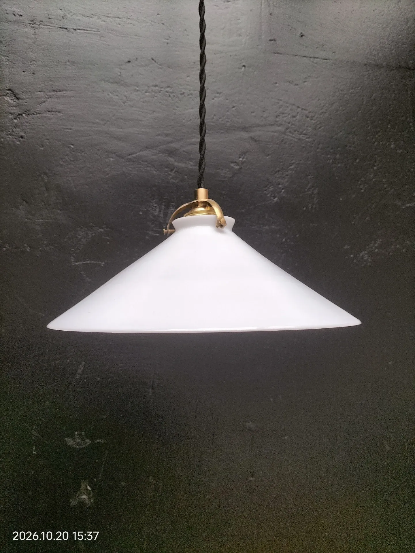 Opaline cone suspension