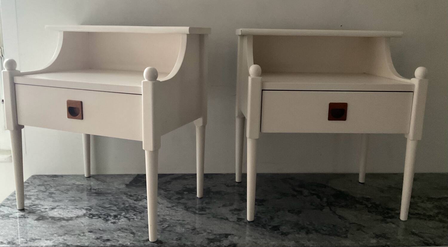 Paire de chevets scandinaves en bois blanc