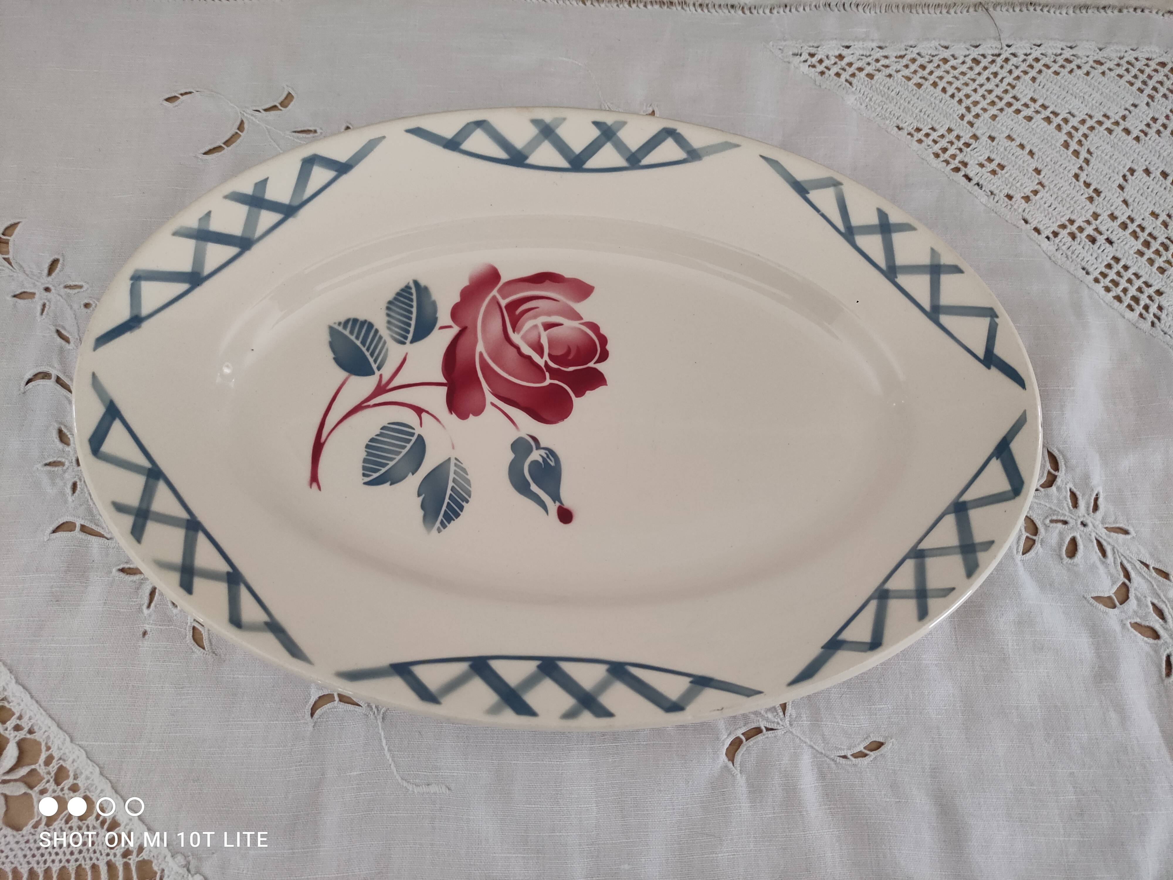 Oval dish in half-porcelain Badonviller red pink decoration and light gray blue braces