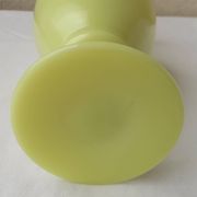 Vase en opaline jaune