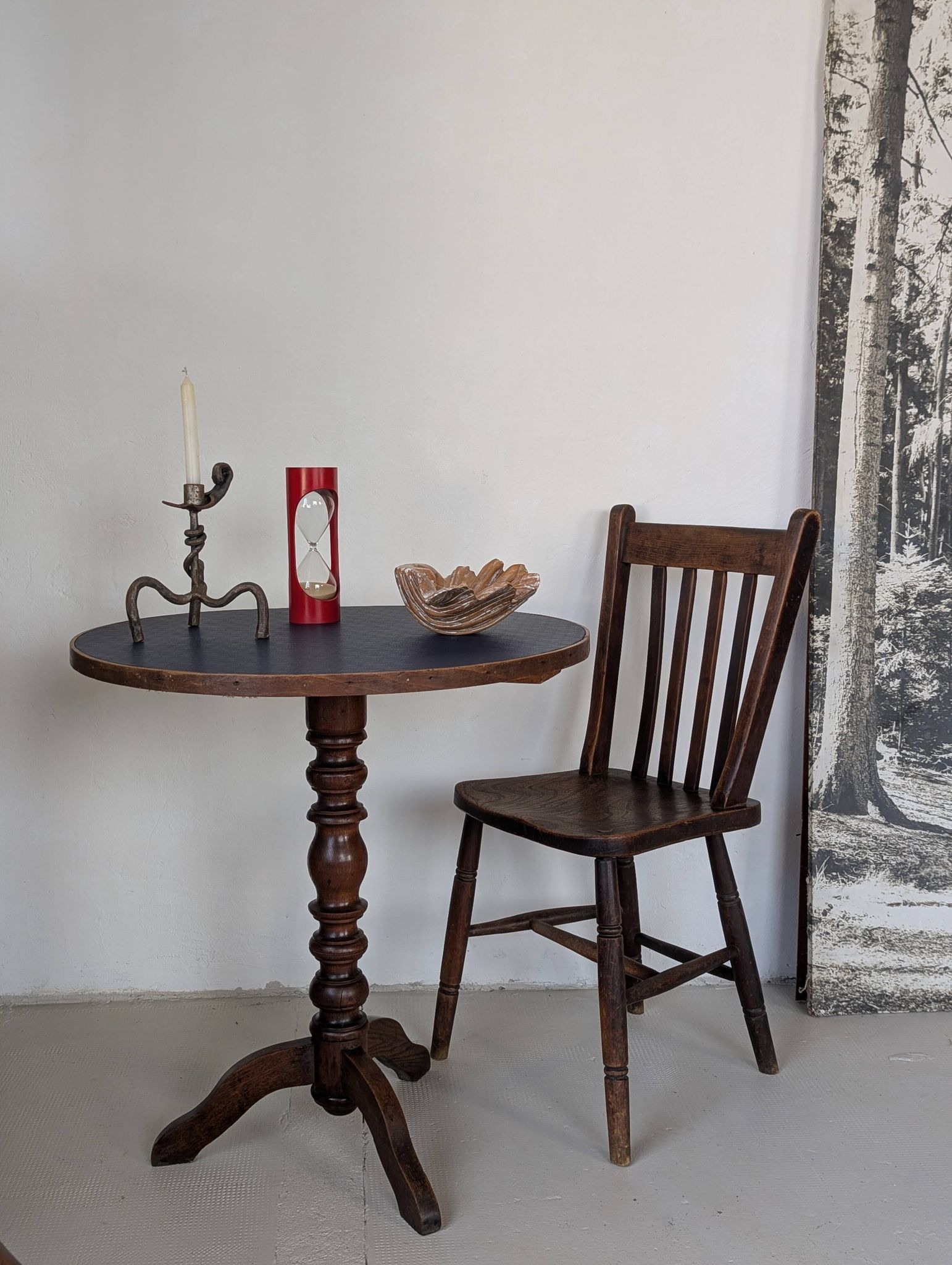 Round table, turned oak leg