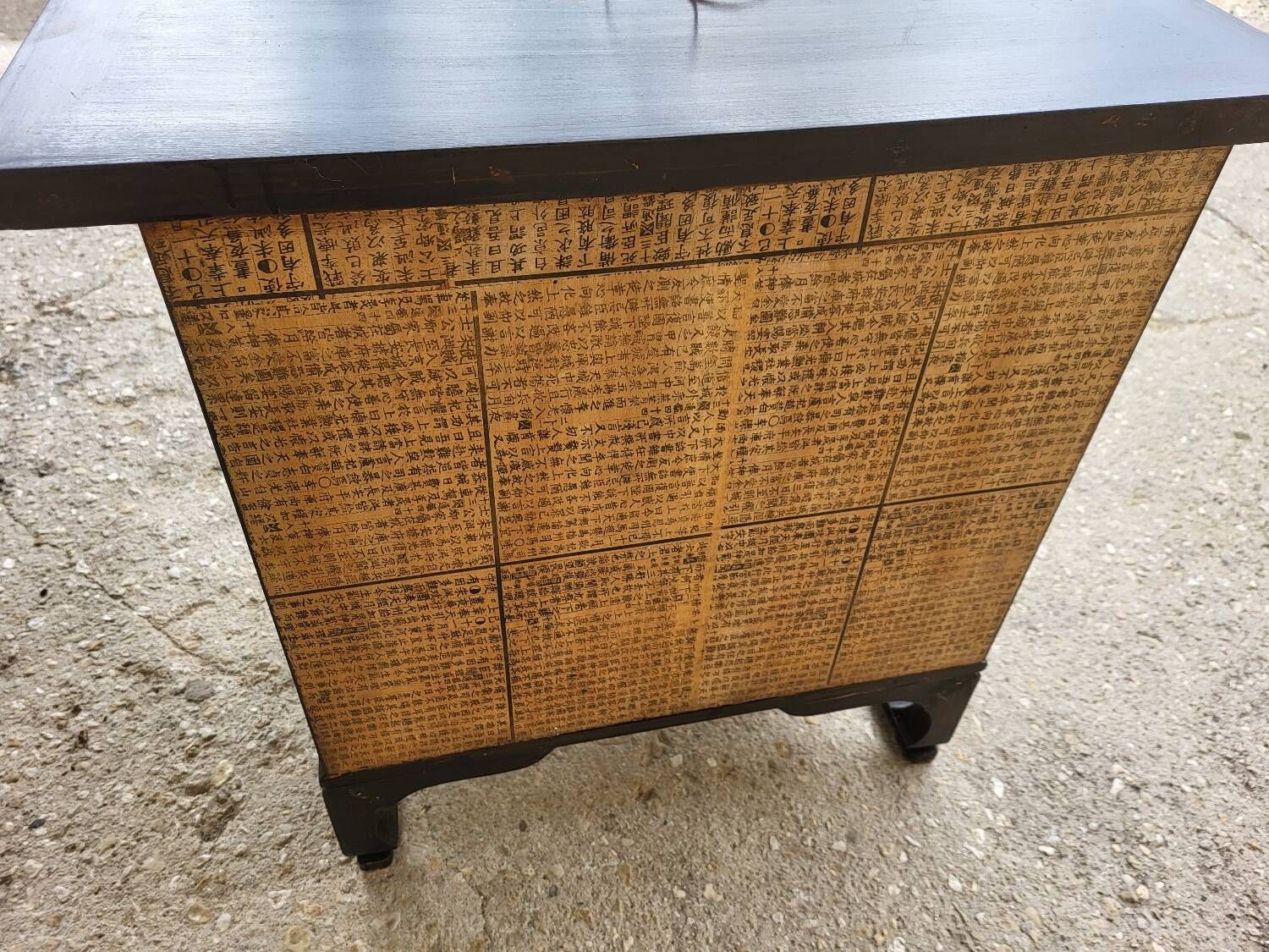 Small Chinese cabinet h 62 cm, 62cm x 37 cm 2 drawers, 2 doors