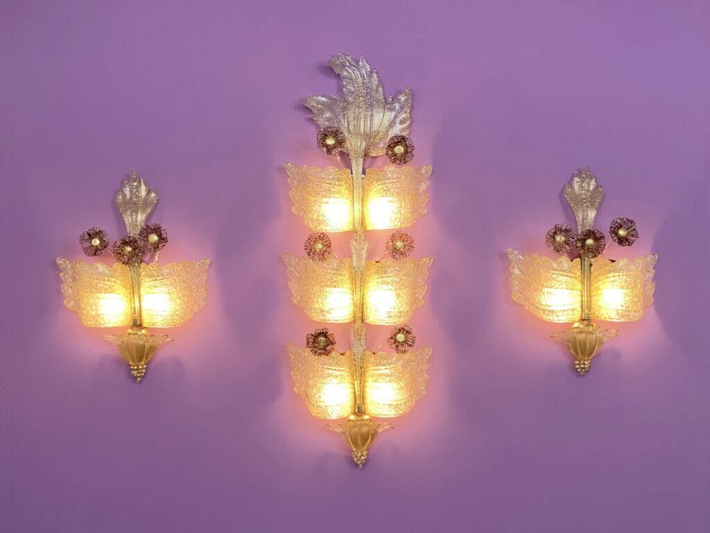 Trio / Set of 3 “Grand Hotel“ sconces by Barovier & Toso, Murano, Italy, 1950s. Venetian glass with gold dust and purple glass flowers