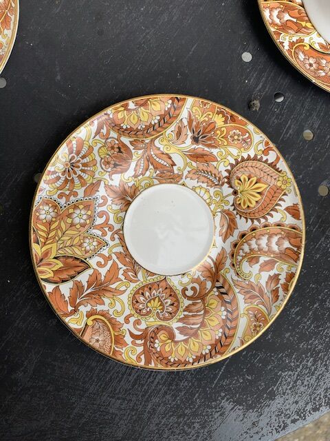 Coffee or tea service consists of 4 cups and 4 saucers in porcelain and vintage golden handles