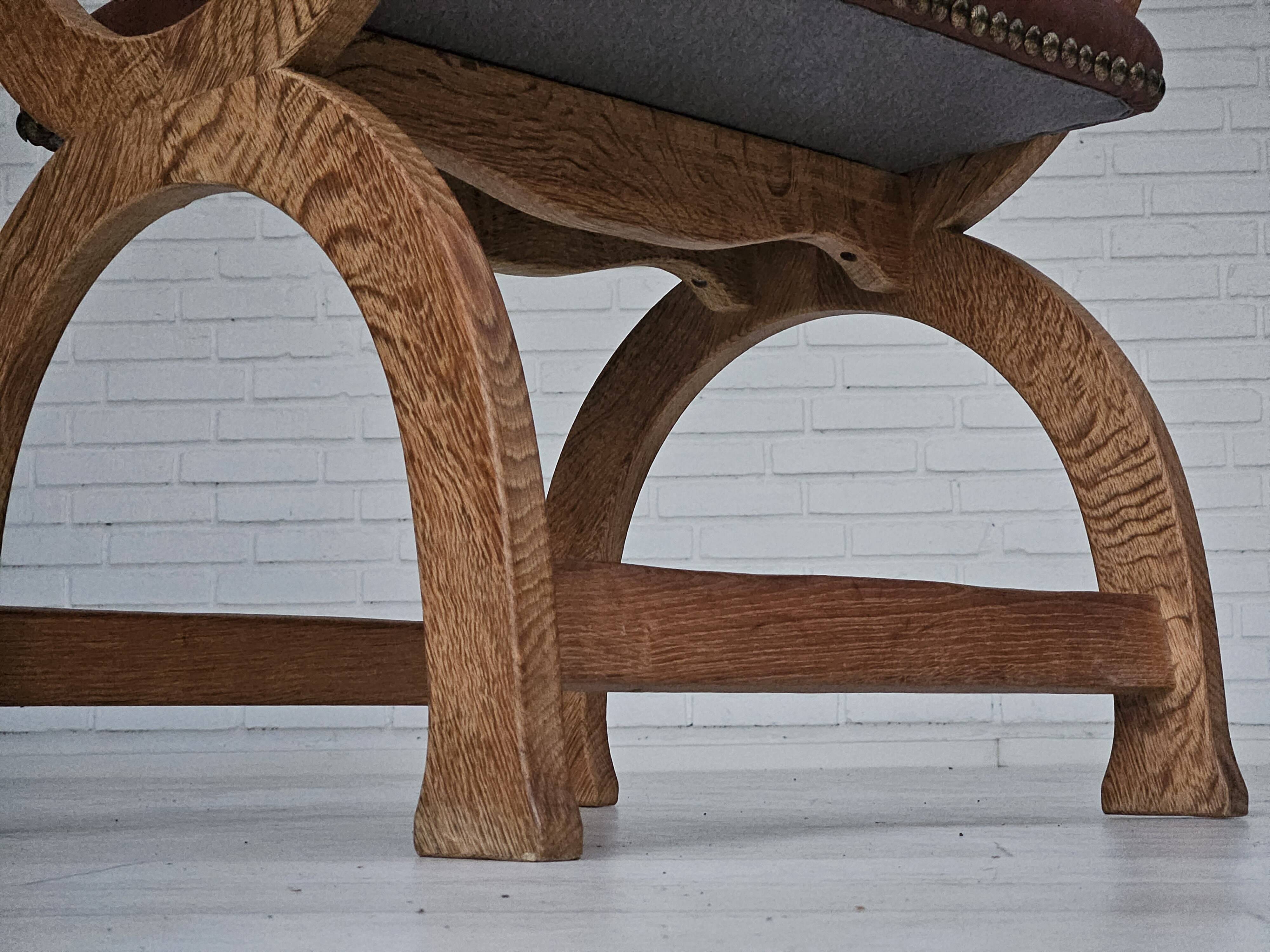Années 1950, design danois, fauteuil retapissé, cuir marron naturel, bois de chêne.