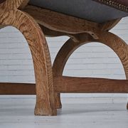 Années 1950, design danois, fauteuil retapissé, cuir marron naturel, bois de chêne.