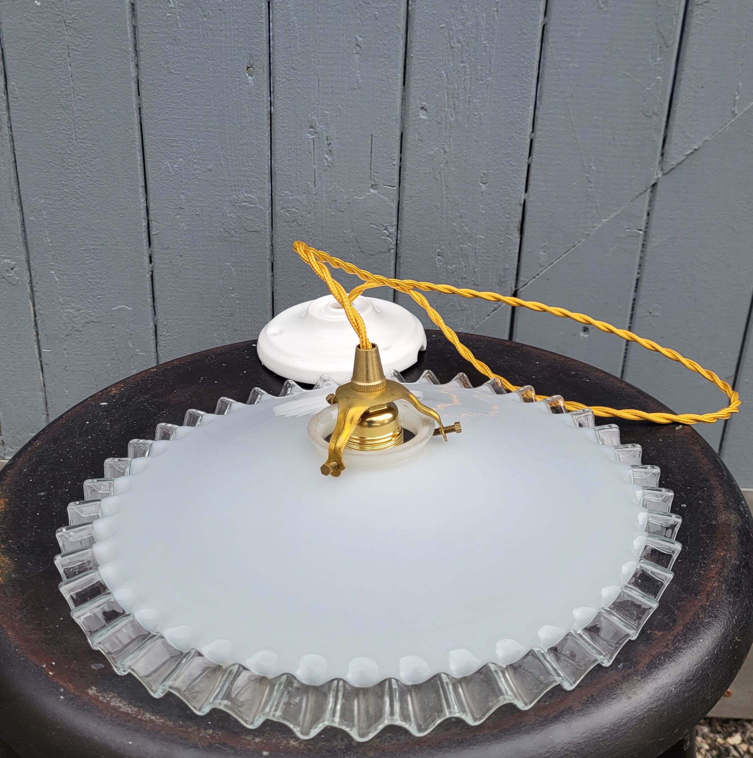 Serrated opaline suspension