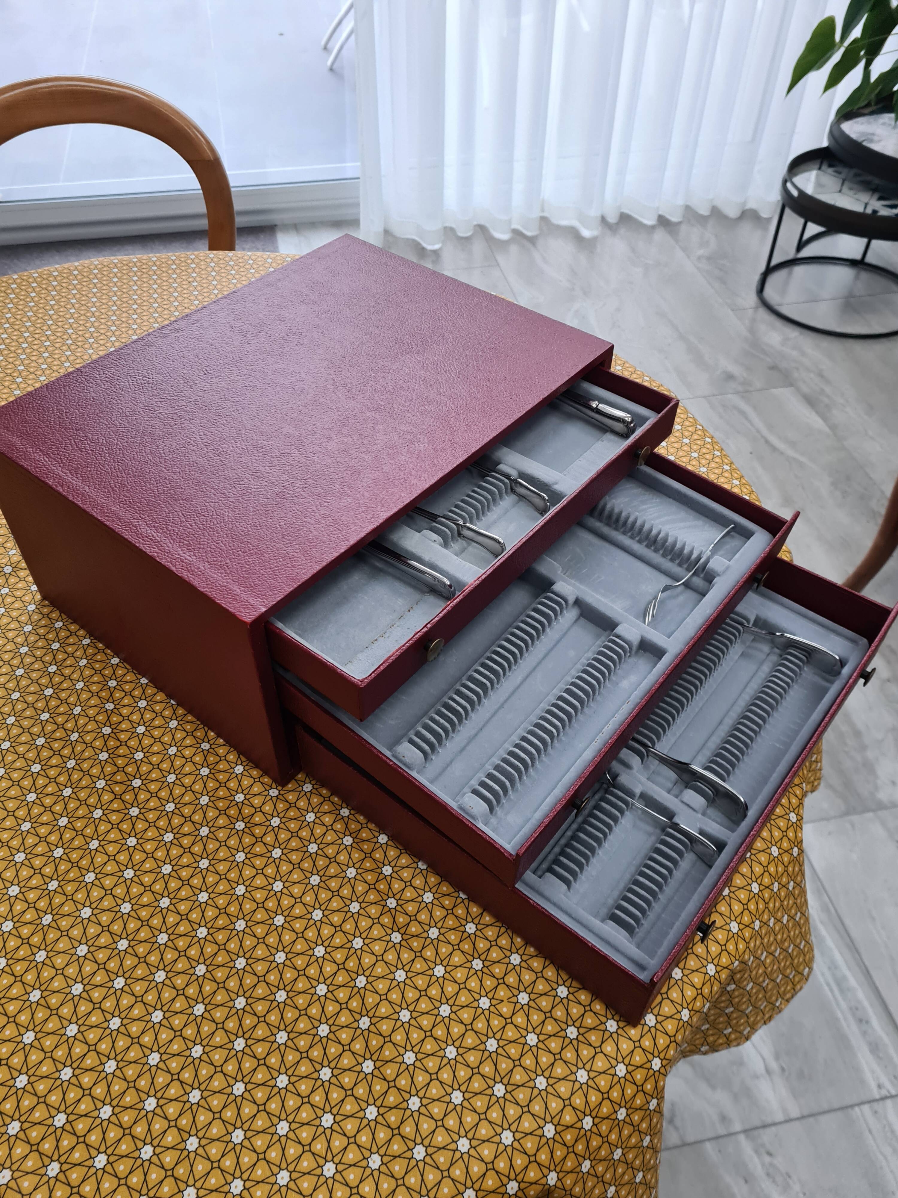 Empty cutlery box