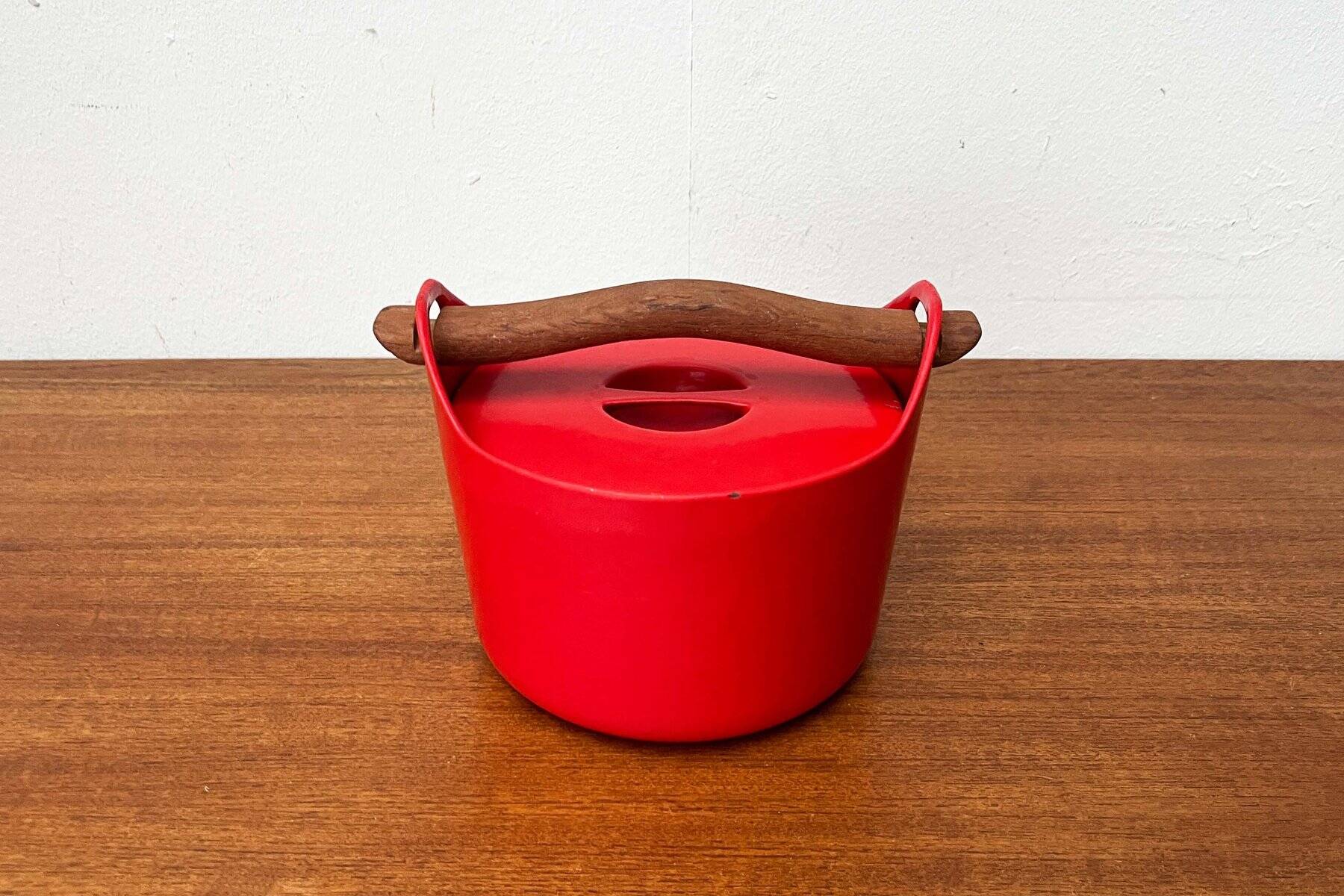 Red enamelled cast iron pot in mid-century style with teak handle by Timo Sarpaneva for Rosenlew of Finland, 1960s.