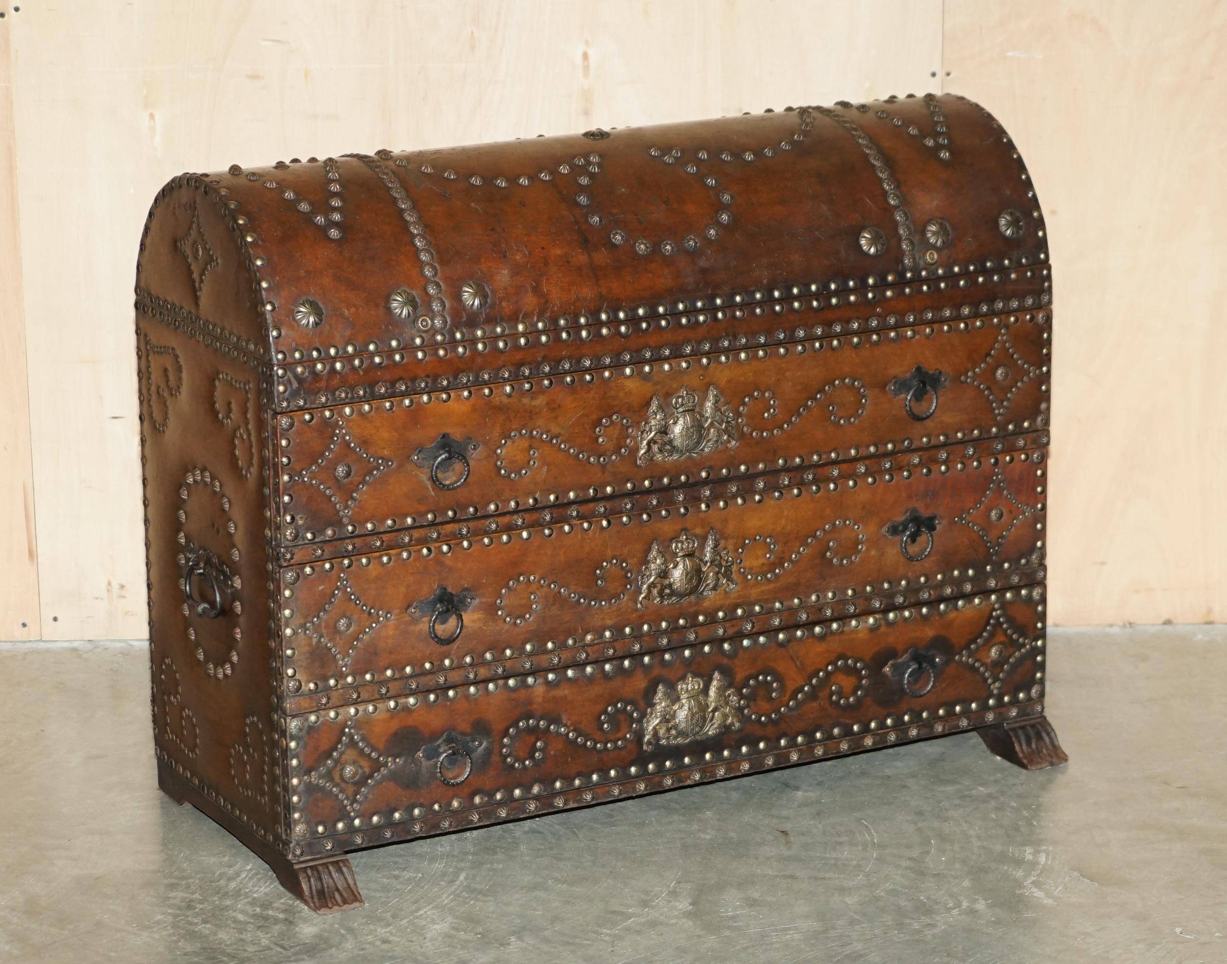 Commode Antique Espagnole en Chêne avec Dessus Bombé en Cuir et Armoiries Royales