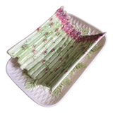 Service à asperges composé d’un plat et son égouttoir en barbotine. Estampillé FG